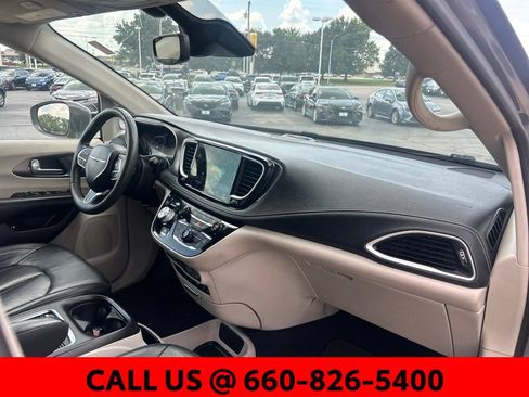 Used 2022 Chrysler Pacifica Touring-L FWD image 7