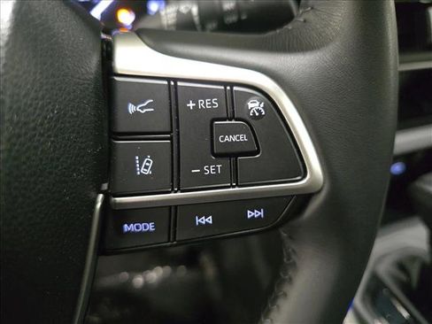 Used 2023 Toyota Highlander XLE AWD/4WD image 19