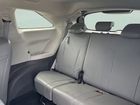 Used 2022 Toyota Sienna XLE FWD image 32