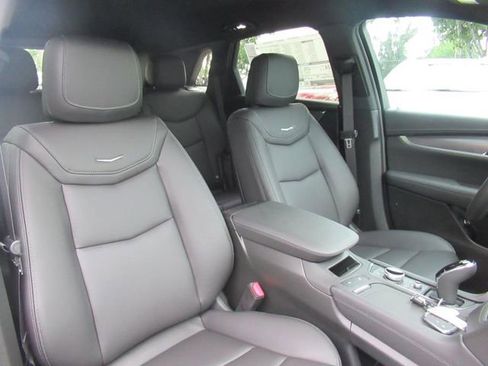 New 2025 Cadillac XT5 Luxury image 8