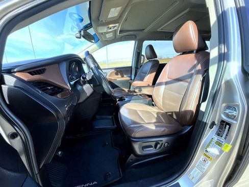 Used 2017 Toyota Sienna Limited image 10