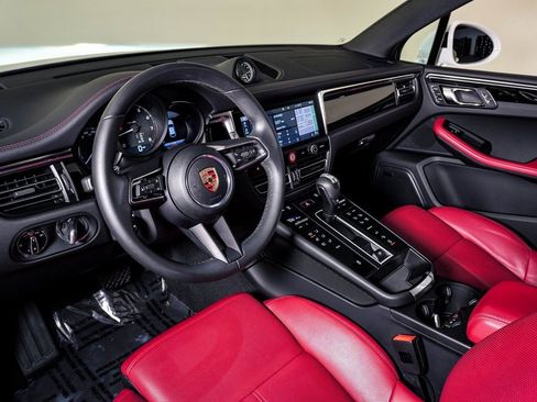 Certified 2025 Porsche Macan image 4