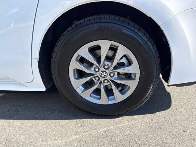 Used 2024 Toyota Sienna LE AWD/4WD image 12