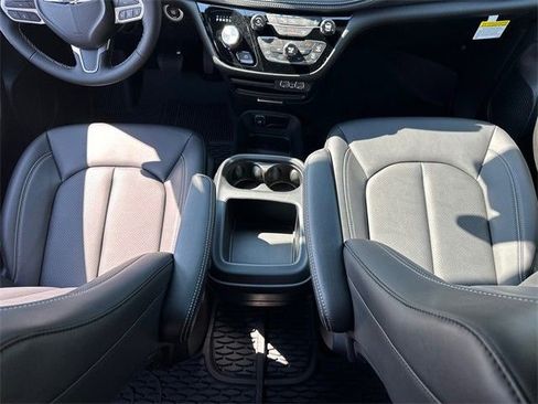 New 2025 Chrysler Pacifica Select image 18