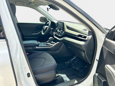 Used 2022 Toyota Highlander LE FWD image 14