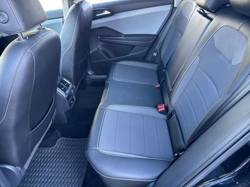 Certified 2022 Volkswagen Taos SE w/ Panoramic Sunroof Package image 32