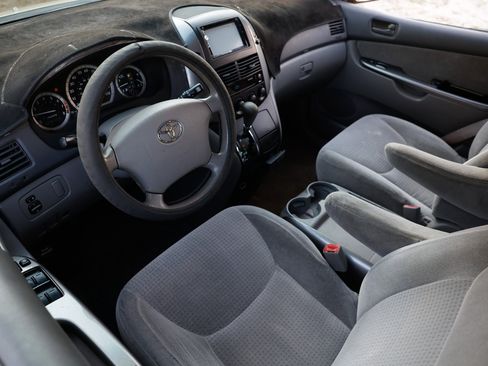 Used 2009 Toyota Sienna CE image 4