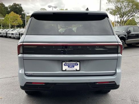Used 2025 Lincoln Navigator Reserve w/ Jet Appearance Package image 5