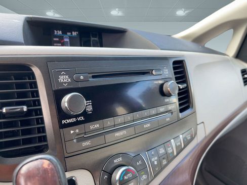 Used 2013 Toyota Sienna XLE image 25