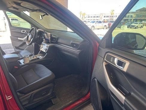 Used 2024 Ford Explorer XLT RWD image 9