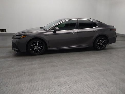 Used 2022 Toyota Camry SE image 2