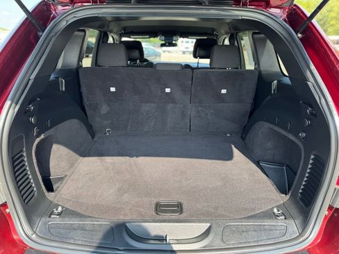 Used 2020 Jeep Grand Cherokee Laredo image 9