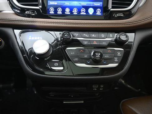 Used 2017 Chrysler Pacifica Limited FWD image 33