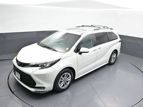 Used 2024 Toyota Sienna XLE w/ XLE Plus Package AWD/4WD image 36