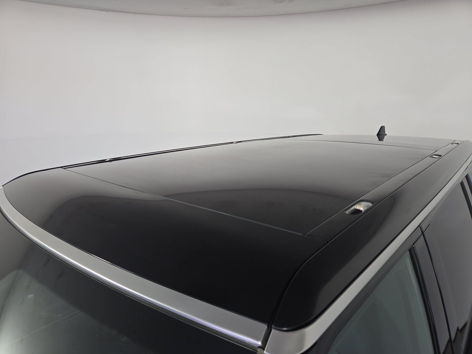 Used 2025 Rivian R1S Adventure Dual AWD/4WD image 13