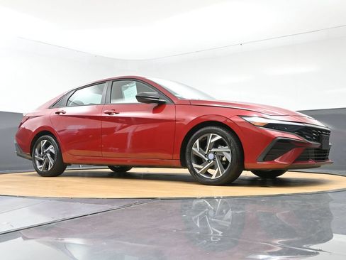 Used 2025 Hyundai Elantra Sport FWD image 44