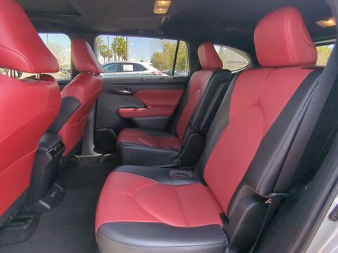 Used 2022 Toyota Highlander XSE image 17