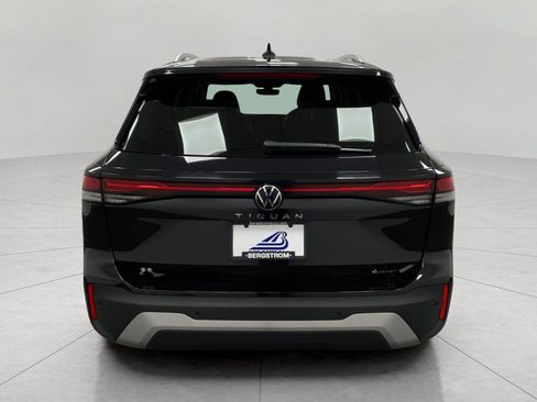 Used 2026 Volkswagen Tiguan SE AWD/4WD image 5