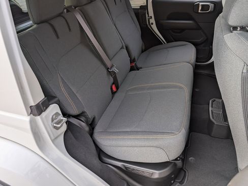 Used 2025 Jeep Wrangler Sahara AWD/4WD image 19