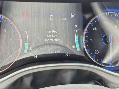 Used 2025 Chrysler Pacifica Select FWD image 6