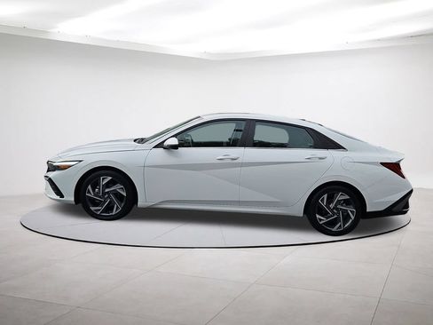 Used 2025 Hyundai Elantra Limited FWD image 4