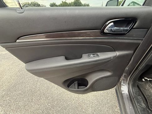 Used 2019 Jeep Grand Cherokee Overland AWD/4WD image 15