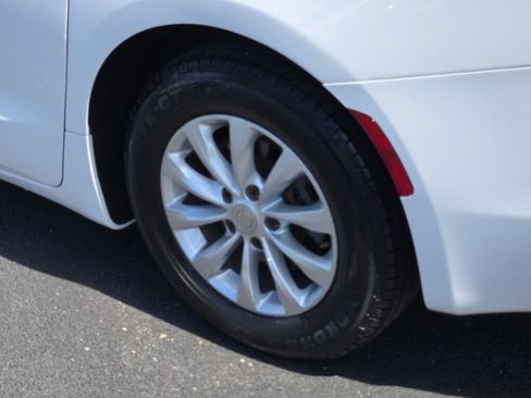 Used 2017 Chrysler Pacifica Touring FWD image 10
