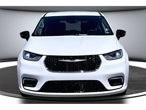 Certified 2024 Chrysler Pacifica Touring-L FWD image 4