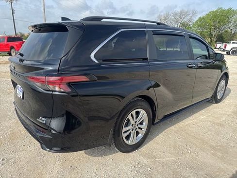 Used 2023 Toyota Sienna XSE w/ XSE Plus Package image 7