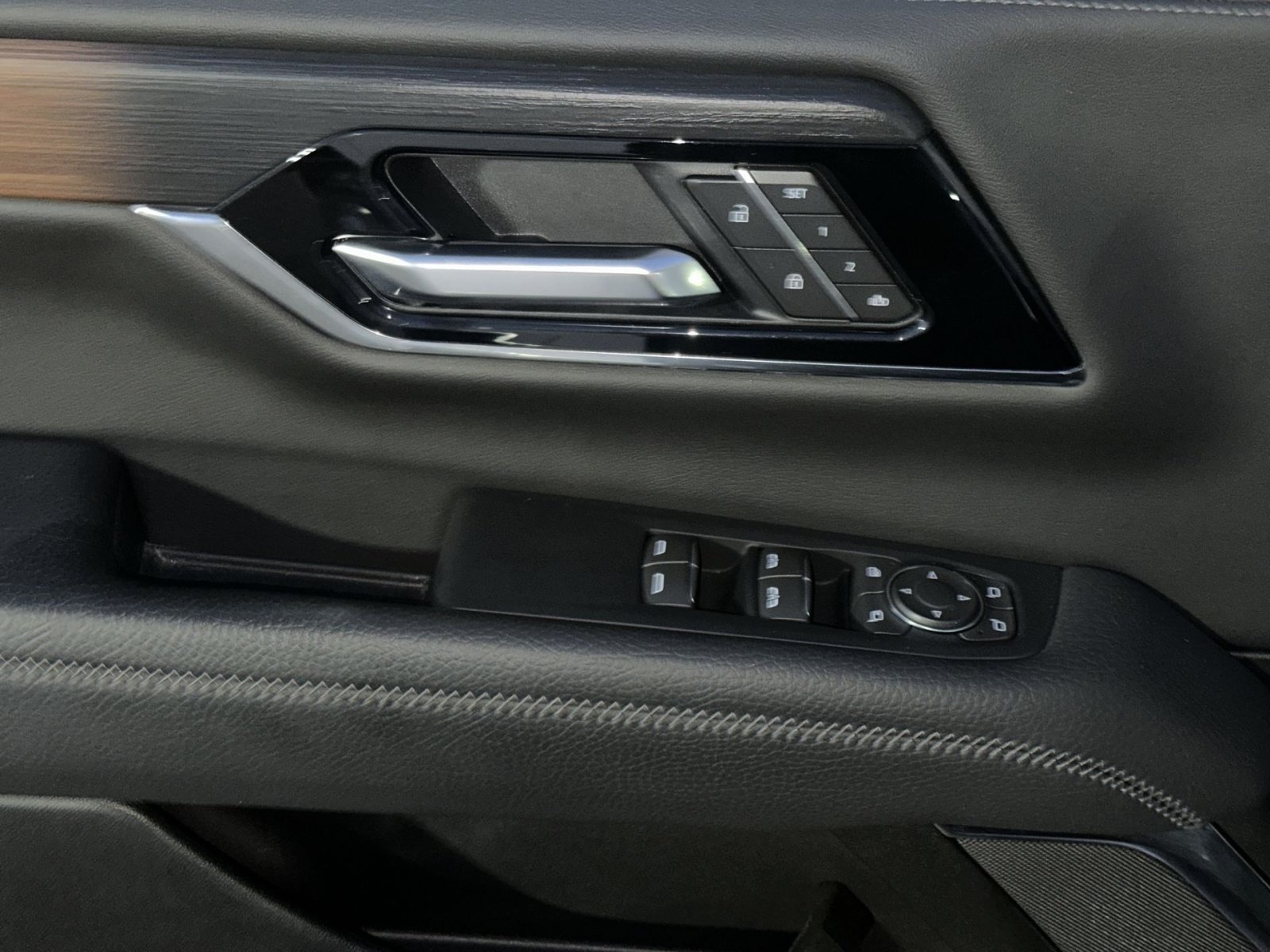 Used 2025 GMC Yukon Denali AWD/4WD image 16