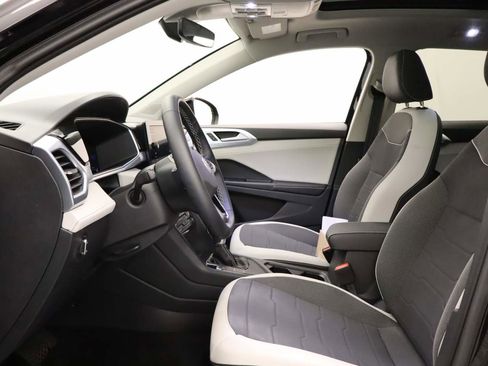 Used 2025 Volkswagen Taos SE w/ Panoramic Sunroof Package image 15