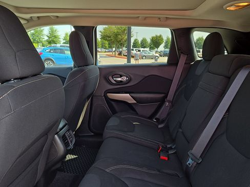 Used 2017 Jeep Cherokee Latitude w/ Comfort/Convenience Group AWD/4WD image 10