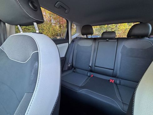 Used 2025 Volkswagen Taos SE image 39