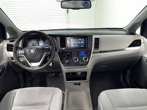 Used 2020 Toyota Sienna L image 15