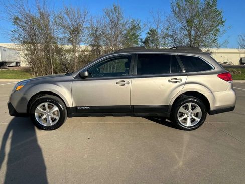 Used 2014 Subaru Outback 2.5i Limited w/ Moonroof Package AWD/4WD image 9