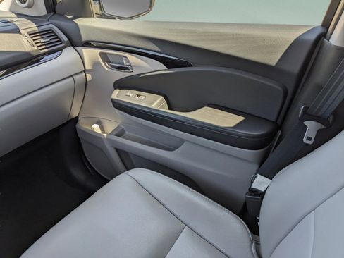 Used 2018 Honda Pilot Touring image 16