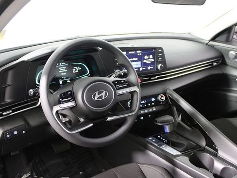 Used 2025 Hyundai Elantra Blue image 8