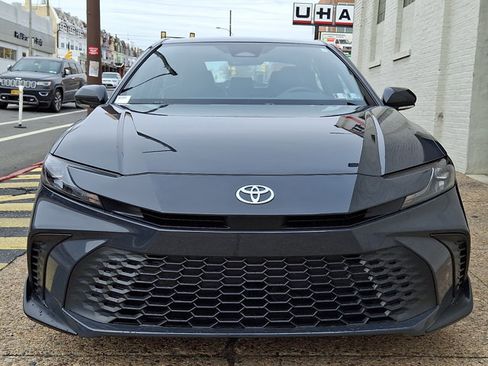 Used 2025 Toyota Camry SE w/ Convenience Package image 2