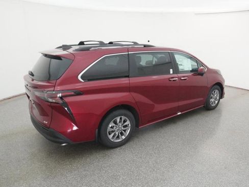 New 2026 Toyota Sienna XLE image 22
