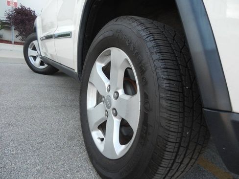 Used 2011 Jeep Grand Cherokee Laredo AWD/4WD image 16