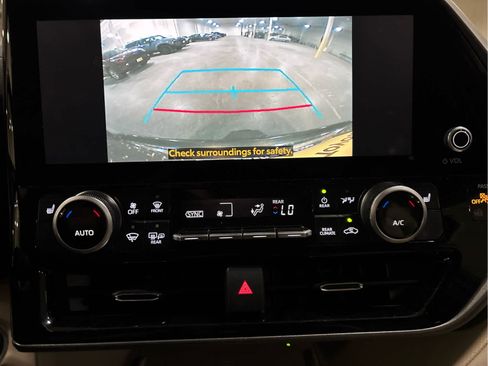 Used 2025 Toyota Highlander XLE AWD/4WD image 10