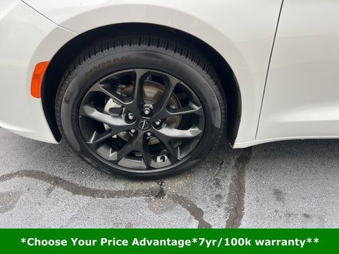 Certified 2025 Chrysler Pacifica Limited image 11