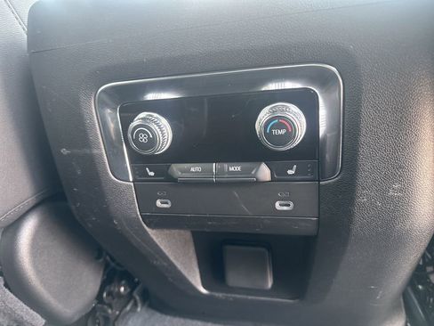 Used 2024 GMC Yukon SLT w/ SLT Luxury Package image 36