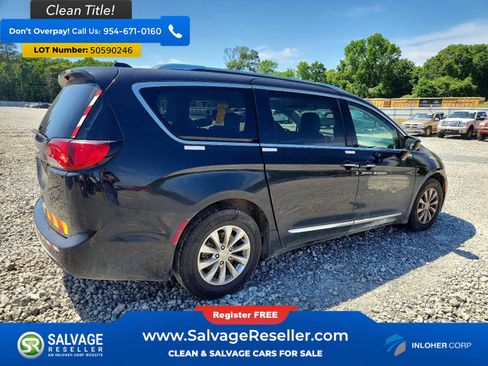 Used 2019 Chrysler Pacifica Touring-L FWD image 4