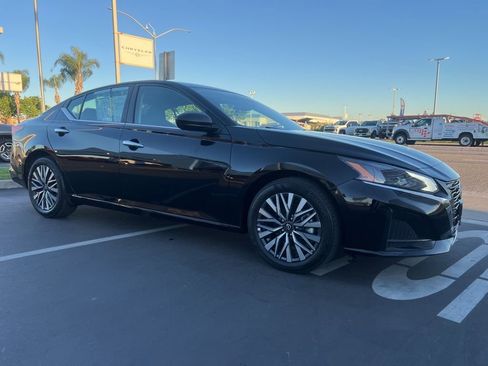 Used 2025 Nissan Altima 2.5 SV FWD image 7