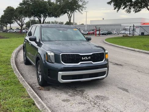 Used 2024 Kia Telluride LX FWD image 3