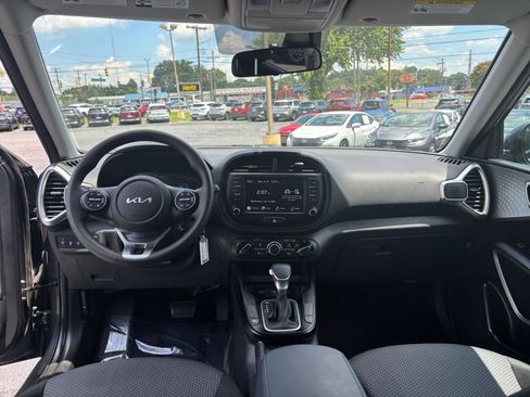 Used 2025 Kia Soul LX w/ LX Technology Package FWD image 28