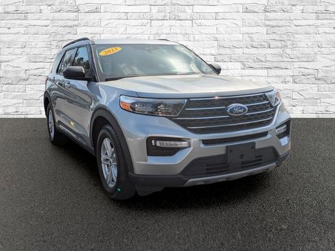 Used 2023 Ford Explorer XLT w/ Equipment Group 202A RWD image 4