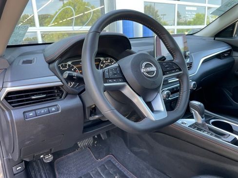 Used 2025 Nissan Altima 2.5 SR FWD image 9