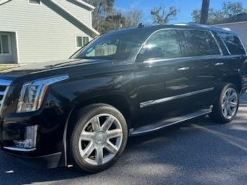 Used 2015 Cadillac Escalade Luxury image 2